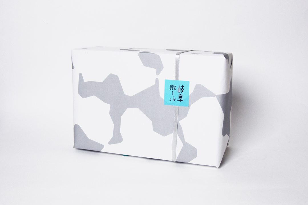 岐阜県の形をした包装紙で包まれたBOX