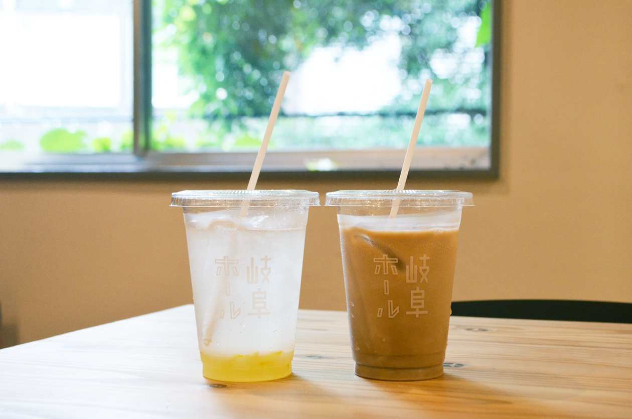 かみのほ柚子茶ソーダとTASTORY COFFEE AND ROASTERのアイスカフェオレ